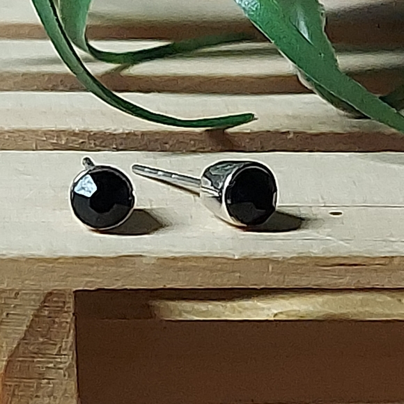 E480 Minimalist Black Crystal Stud Earrings - Picture 13 of 16